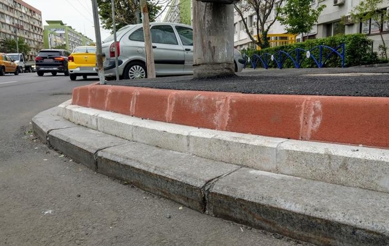 VIRALUL ZILEI / Trotuar cu trei rânduri de borduri diferite pe bulevardul Dimitire Cantemir, în sectorul 4