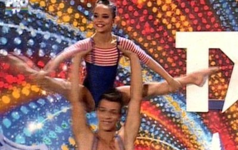 O fetiță de nouă ani și fratele ei au reușit să ridice în picioare o sală întreagă, la Românii au talent