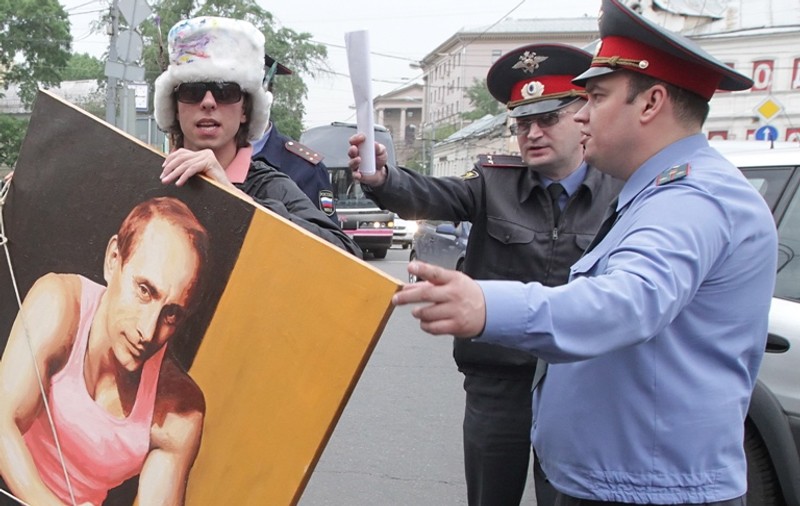 "Ţarul" Putin nu suportă nici o ofensă! Un tânăr a fost condamnat la închisoare pentru că a scuipat un portret al preşedintelui!