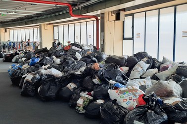 Sacii cu haine donate pentru refugiați