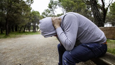 Un român de 14 ani a fost atacat de trei tineri într-un parc, în Germania: a fost călcat pe cap de unul dintre ei