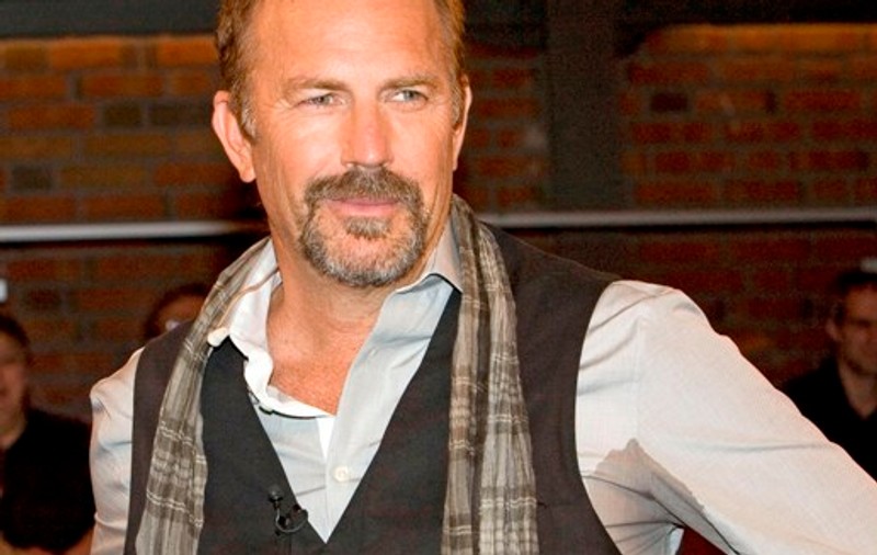 Kevin Costner s-a bătut pentru 17 sculpuri de bizoni şi indieni cu artista care le-a făcut!