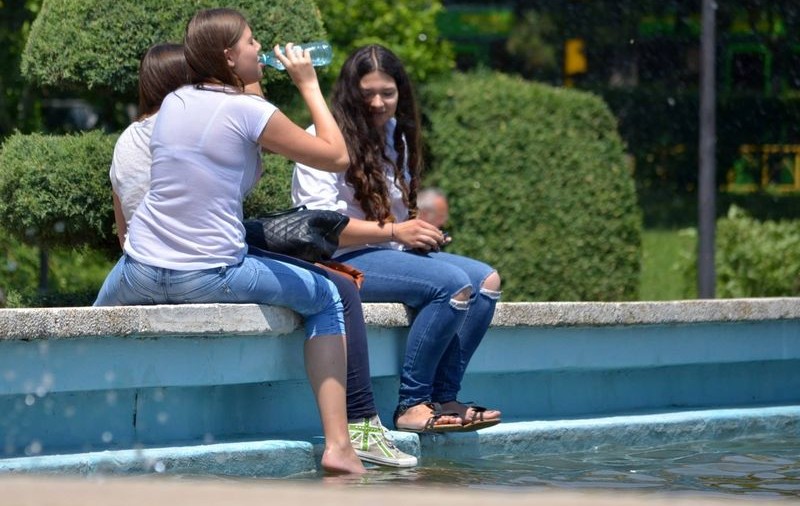 Cum reacționează organismul la căldură. Ce trebuie să facem în zilele călduroase!