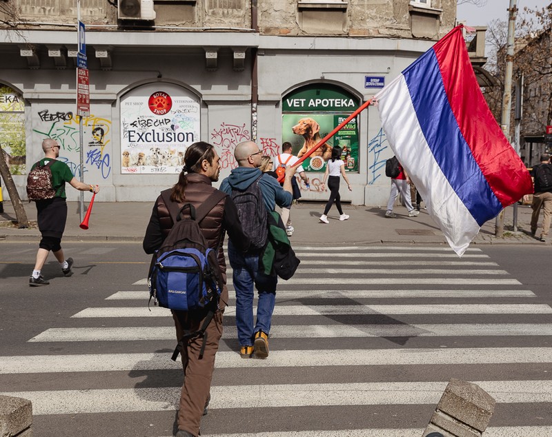 Drapelul României flutură în mijlocul protestului uriaș de la Belgrad: „Ne-am inspirat de la voi!”