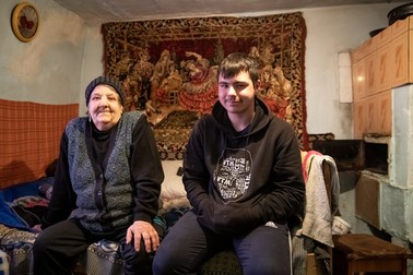 Viorel și bunica sa, doamna Elvira | Foto: Eli Driu / Libertatea