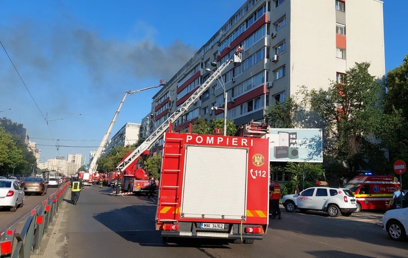 Incendiu în București, la un bloc aproape de Piața Victoriei. Zeci de persoane evacuate, două transportate la spital