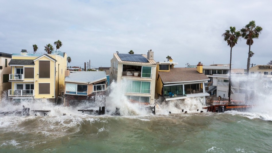 Valuri puternice provocate de furtuna tropicală Rachel lovesc casele de pe plajă din Long Beach, California.