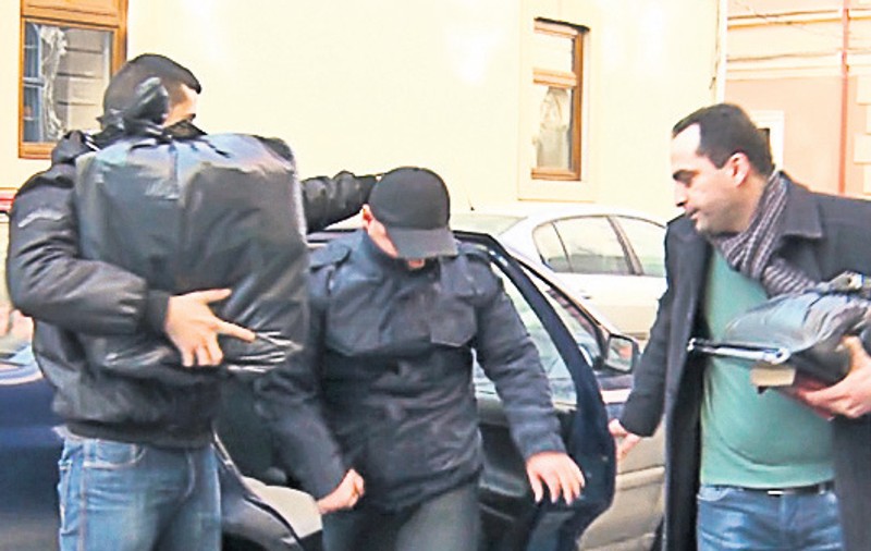 S-a trezit cu «mascaţii» în casă, după ce a încercat să sterilizeze ţigăncile