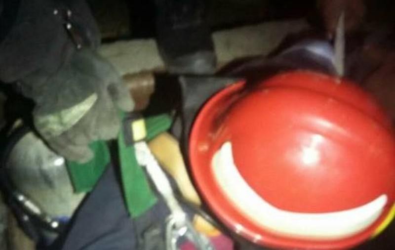 FOTO/ Un pompier din Tulcea şi-a riscat viaţa pentru a salva un câine
