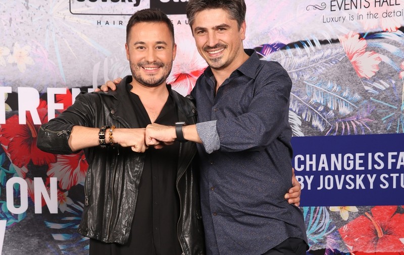 VIDEO EXCLUSIV/ Hair-stylistul Adrian Perjovschi ne-a dezvăluit care sunt tendințele la care trebuie să ne aliniem. "Băieții cu părul lung și fetele cu păr scurt"