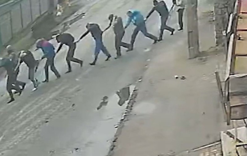VIDEO | Opt ucraineni capturați au fost executați de soldații ruși la Bucha. Filmările care dovedesc crimele