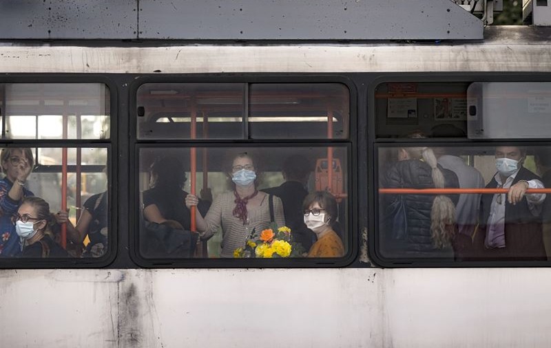 Despăgubire de 10.000 de euro pentru o femeie din Iași care și-a rupt mâna în autobuz, după ce șoferul a pus frână