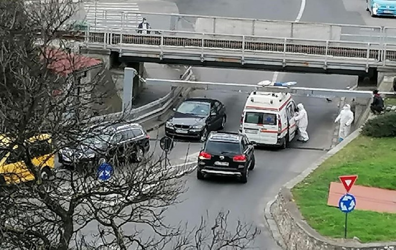 Ambulanță în misiune blocată aproape o oră sub un pasaj, în Rm. Vâlcea, șoferul nu a realizat cât de înaltă e mașina