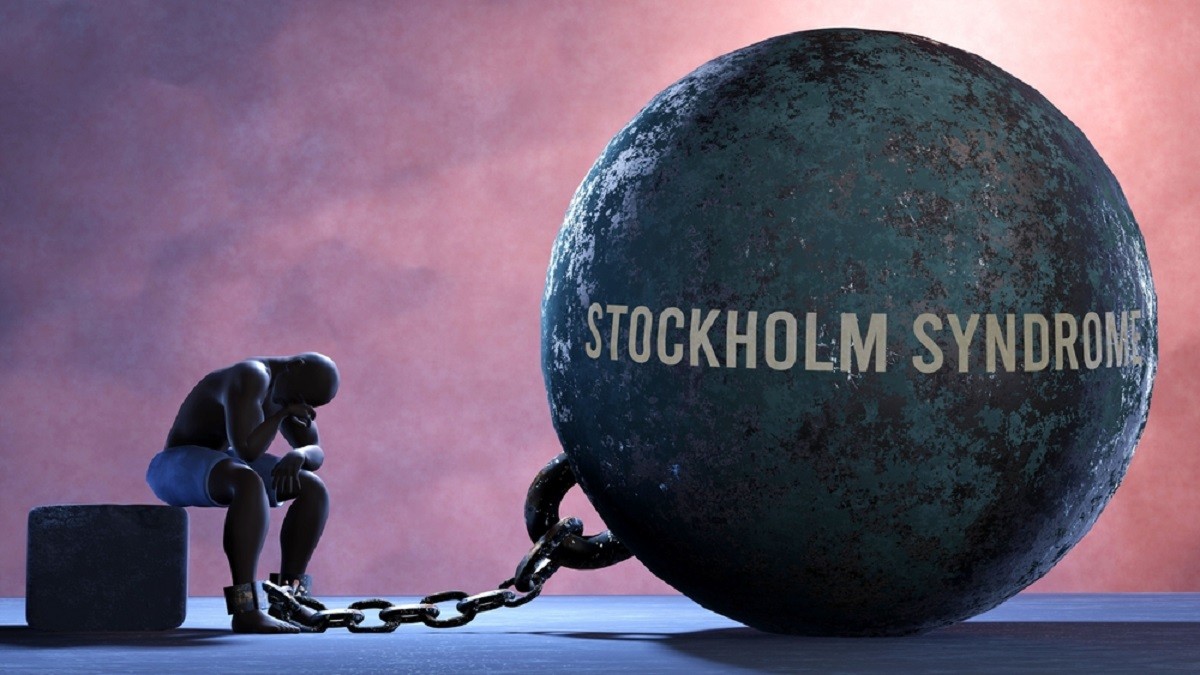 Ce este sindromul Stockholm - Imagine generată digital cu un bărbat, care are legată de picior o bilă de dimensiuni foarte mari, pe care scrie Stockholm Syndrome.