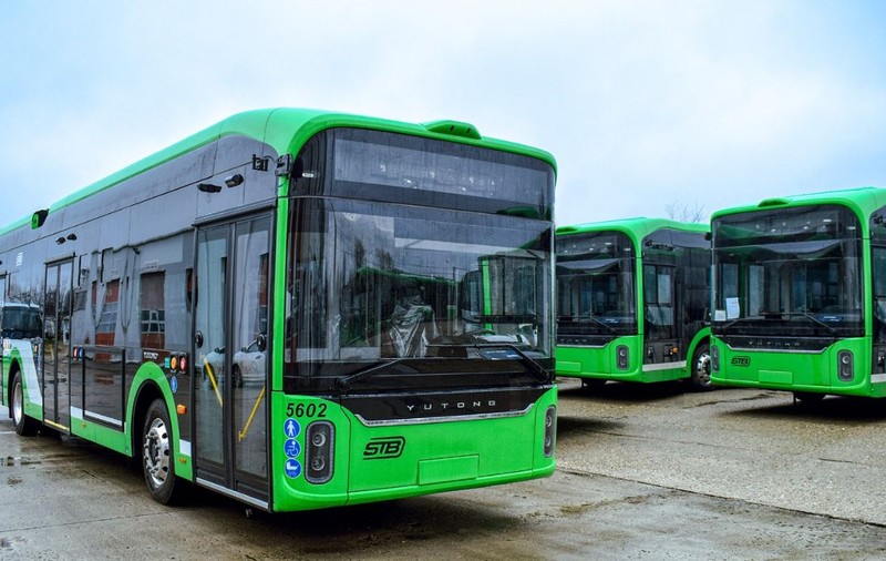 Primăria Bucureștiului a primit 22 de troleibuze cu autonomie „Yutong” cumpărate prin PNRR: „Pot circula fără alimentare la rețeaua electrică pe o distanță de minimum 20 km”
