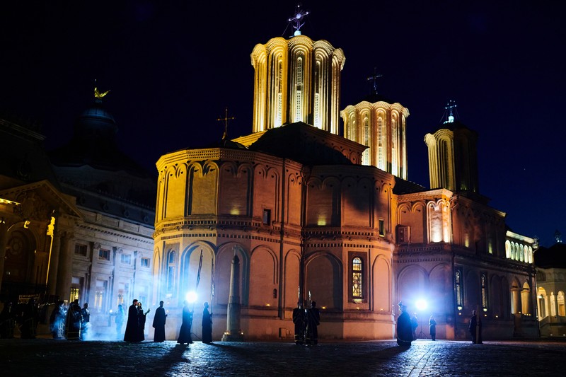 Slujba din Vinerea Mare, fără enoriași, la Catedrala Patriarhală, București.