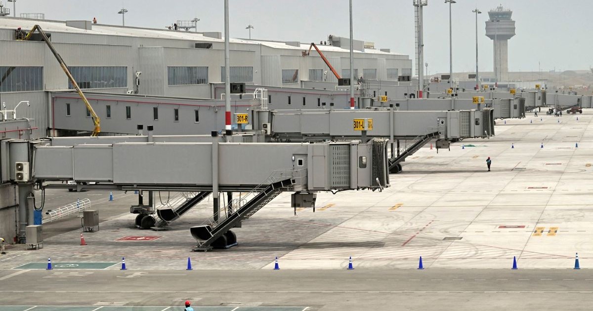 Muncitori pe șantier lucrează de zor pentru terminarea unui aeroport
