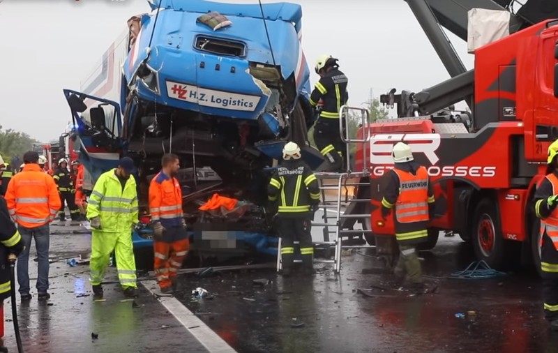 Doi români morți într-un carambol pe o autostradă din Austria
