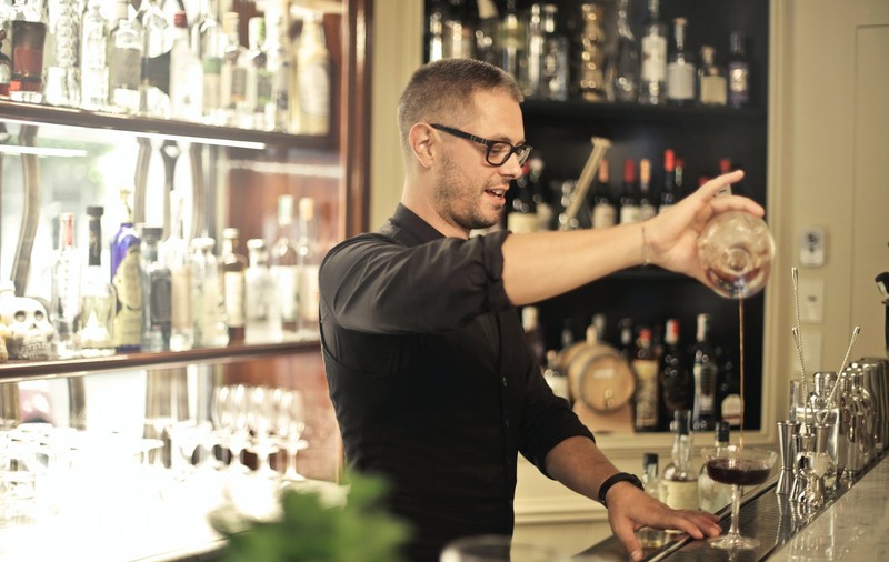 (Publicitate) 5 rețete de cocktailuri populare pe care trebuie să le cunoști