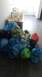 Mâncarea era adusă lângă munții de gunoaie, care stăteau și 3 zile