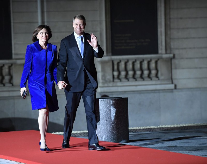 FOTO| Cum s-a îmbrăcat Carmen Iohannis la dineul dat la Paris cu ocazia a 100 de ani de la Ziua Armistițiului. Presa internațională a lăudat-o