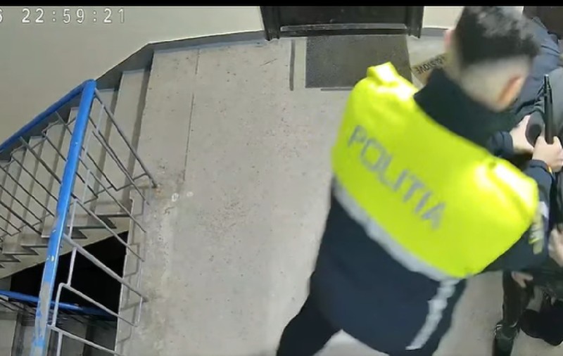 Polițiști din Constanța, bătuți într-o scară de bloc, de un bărbat cu probleme psihice. Unul dintre ei, criticat pe Facebook: „Stătea și se uita”