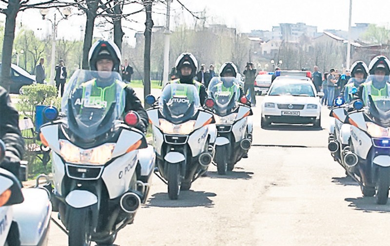 "Zmeii" pe motoare îl păzesc pe Băse