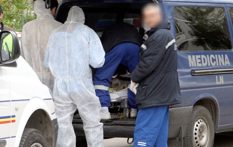 Un bebeluș a fost aruncat la gunoi în Bârlad. Pruncul era un băiețel care s-a născut viu