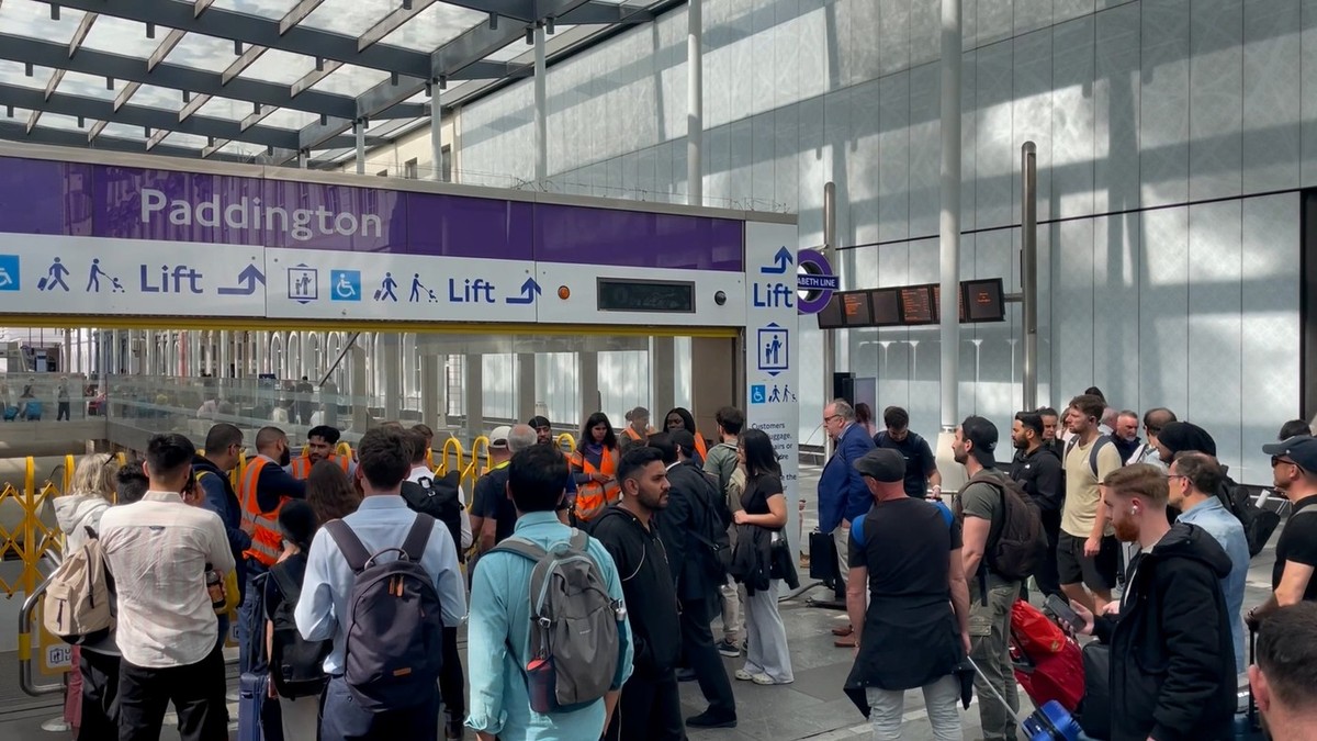 Pasagerii din gara Paddington din Londra, după ce serviciile metroului londonez au fost suspendate din cauza unei pene de curent Foto: Profimedia
