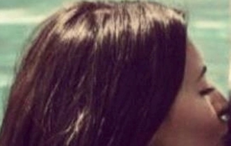 Antonia, ÎNDRĂGOSTITĂ cum n-ai văzut-o niciodată! Poţi să-ţi imaginezi pe cine sărută cu atâta PASIUNE? FOTO