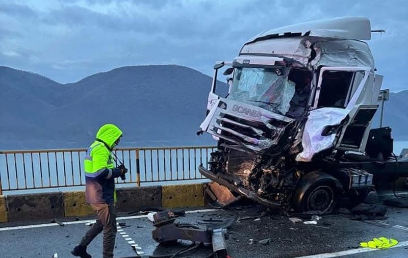 Șoferul unui TIR a murit, după ce a acroșat un utilaj agricol de pe contrasens, pe DN6, în Orșova. Trafic blocat, coadă de peste 10 kilometri