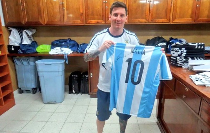 Leo Messi le-a trimis cadouri cu autograf fetelor lui Barack Obama