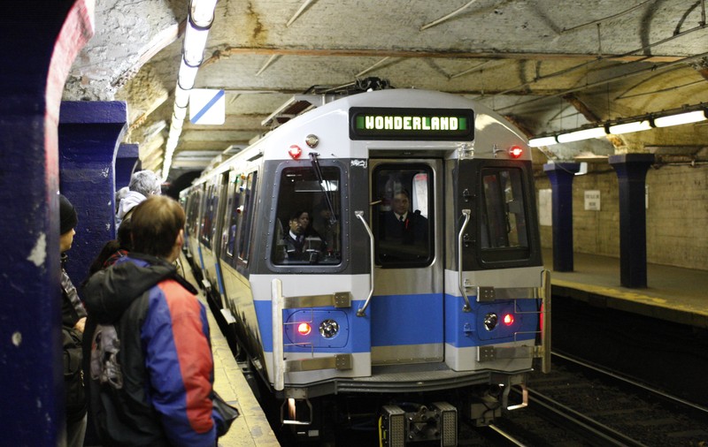Incident la metrou. Unei tinere i s-a făcut rău și a căzut între șine, într-o stație de metrou din SUA / VIDEO