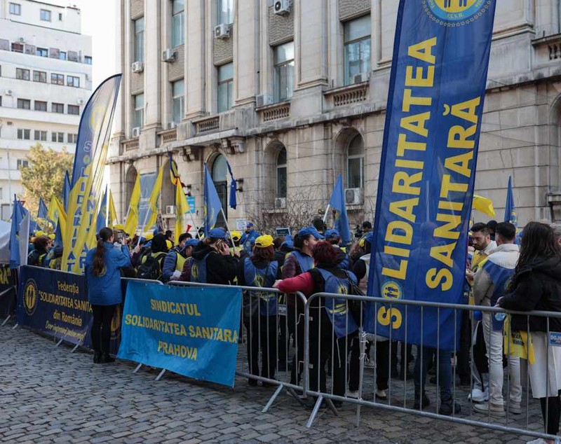 Sindicaliștii din Federația „Solidaritatea Națională” protestează în fața ministerelor Sănătății și Muncii
