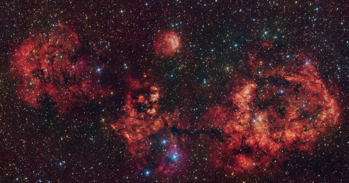 O figură fantomatică a fost surprinsă zburând prin cerul nopții exact la timp pentru Halloween. Astronomii au observat ceea ce seamănă în mod straniu cu un liliac uriaș zburând prin cosmos. Imaginea stranie a fost surprinsă deasupra sitului Paranal al Observatorului European Sudic (ESO) din Chile de către Telescopul de Supraveghere (VST) al Telescopului Very Large. Cu o câmp vizual ultra-larg, puternicul instrument a dezvăluit un nor masiv de gaz și praf strălucitor care seamănă uimitoare cu un liliac în zbor. Plutind la aproximativ 10.000 de ani-lumină distanță, între constelațiile sudice Circinus și Norma, așa-numitul Liliac Cosmic se întinde pe o suprafață de cer echivalentă cu patru Luni pline. Pare chiar să se îndrepte spre o pată de lumină strălucitoare de deasupra - ca și cum ar vâna prada.