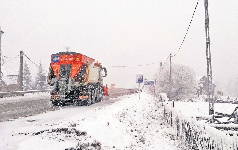 Echiparea! Şoferii nu par să fi luat în serios avertizările de ninsoare, iar unii au rămas blocaţi pe munte
