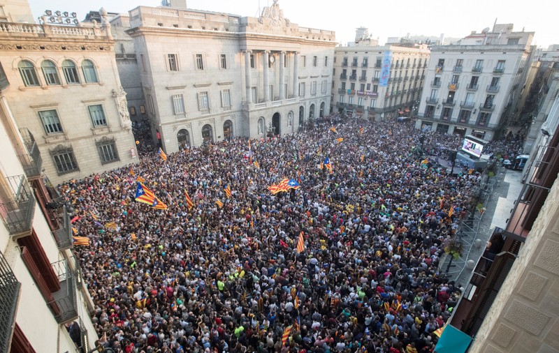 UPDATE | Catalonia și-a declarat independența. În unele orașe din Catalonia a fost dat jos steagul Spaniei!