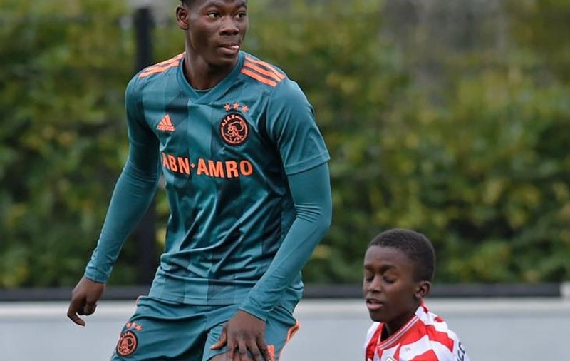 Imaginea anului în fotbal: duelul dintre David Easmon, de la Ajax, și adversarul său de la Sparta Rotterdam. Se presupune că juniorii au sub 15 ani!