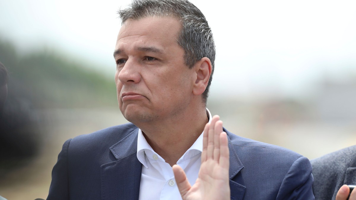 Sorin Grindeanu surprins cu o mână ridicată în timpul unei vizite făcute pe șantierul variantei ocolitoare Timișoara Sud
