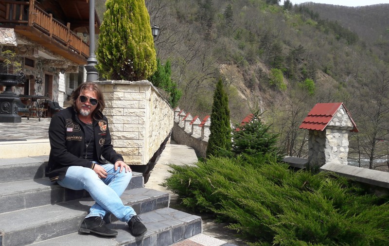 EXCLUSIV/Unul dintre artiștii cândva invidiați pentru bunăstarea sa, Adrian Sărmășan, își vinde hainele în piața de vechituri