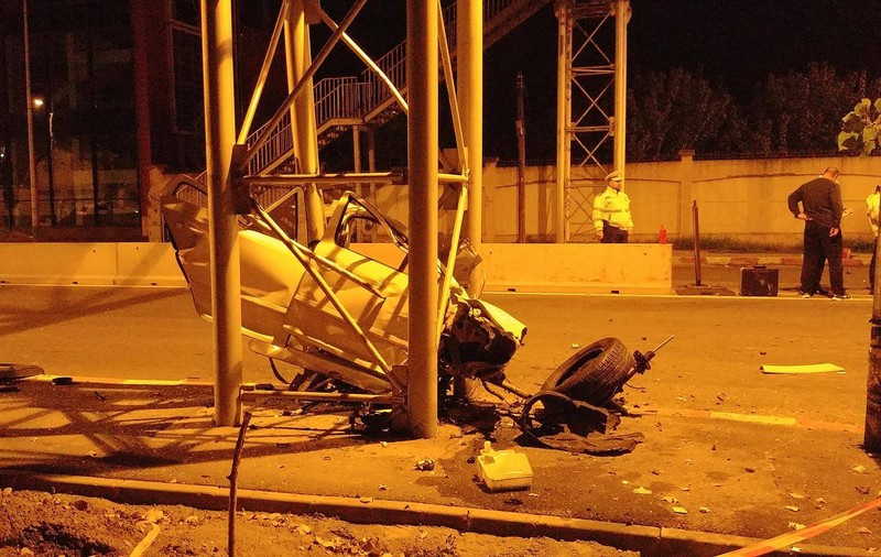 A ars de viu în urma unui accident în Pipera. Mașina s-a făcut scrum, după ce a lovit o pasarelă pietonală