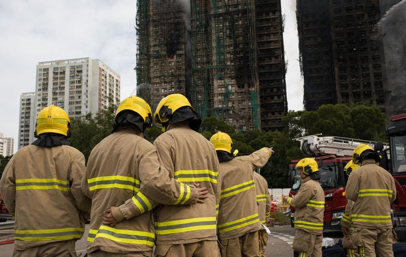 Bilanțul incendiului din Hong Kong a ajuns la 151 de morți: „Trupuri au fost găsite pe coridoare, în apartamente, pe scări și chiar pe acoperișuri”