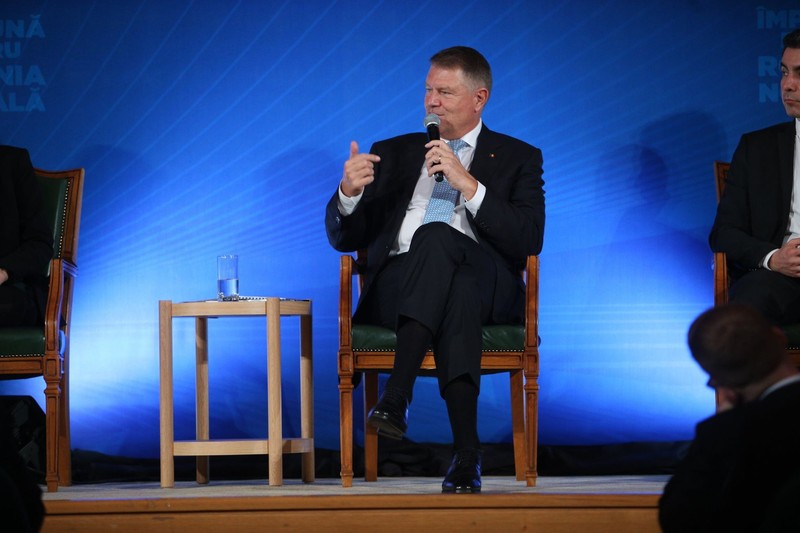 Klaus Iohannis, vorbind cu jurnaliștii invitați de el la eveniment