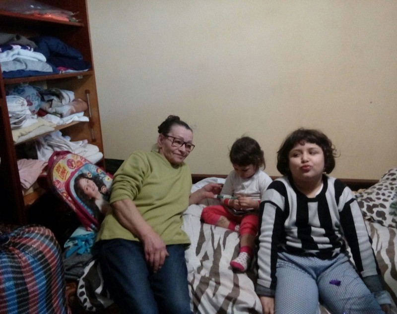 REPORTAJ/Doi bunici îşi cresc cu dăruire nepoatele, ca să nu simtă lipsurile: "Eu pot bea apă în loc să mănânc"|FOTO