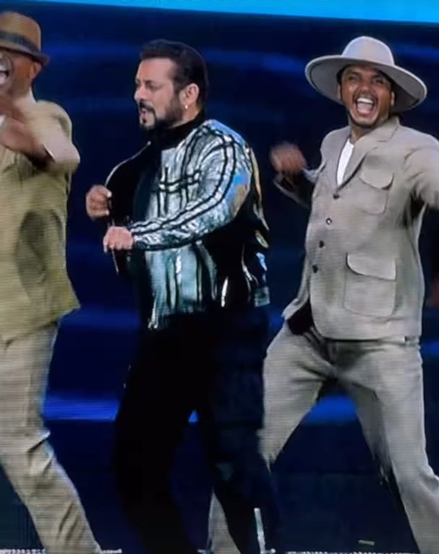 Cum a fost surprinsă Iulia Vântur cu părinții la concertul lui Salman Khan din Dubai. Starul de la Bollywood a făcut show în fața socrilor