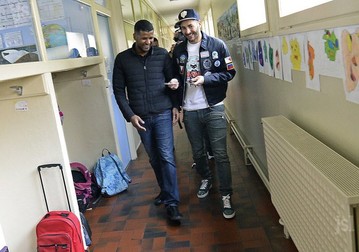 avril-2015-bron-(rhone)-karim-zenati-et-karim-benzema-dans-le-couloir-d-une-ecole-primaire-photo-le-progres-stephane-guiochon-1462194157