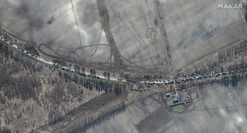 Imagine din satelit captată de Maxar Technologies, care surprinde convoiul militar al forțelor armate ruse, întins pe 27 de kilometri. Acesta se afla luni seara în apropierea capitalei, în dreptul Aeroportului Antonov. Foto: EPA