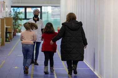 Învățătoarea Alina Dobre îndrumă înapoi în clasă două eleve