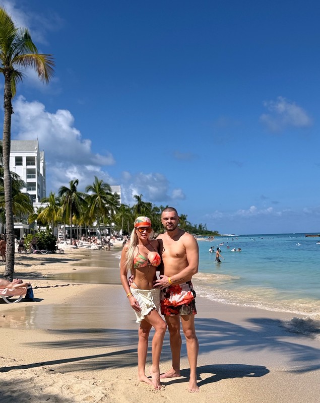 Imagini cu Maria Constantin în costum de baie. Cântăreața în vârstă de 38 de ani a renunțat la costumul popular pe plajele din Jamaica