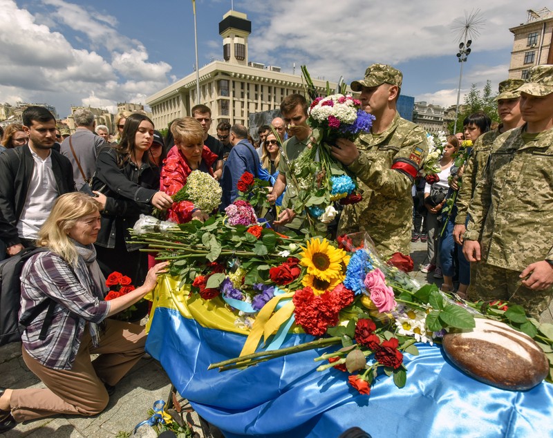 Sute de ucraineni au participat la Kiev la înmormântarea unui tânăr activist, ucis în estul Ucrainei
